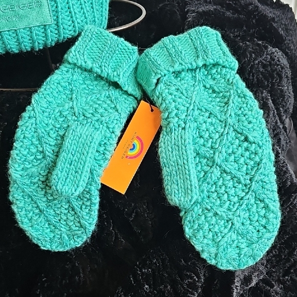 Kurt Geiger Green Cable Knit Hat and Gloves Set NWT - Picture 6 of 8